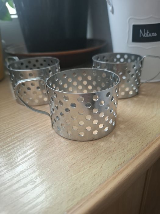 Zestaw,strych nikolowanych koszyczków do szklanek.PRL