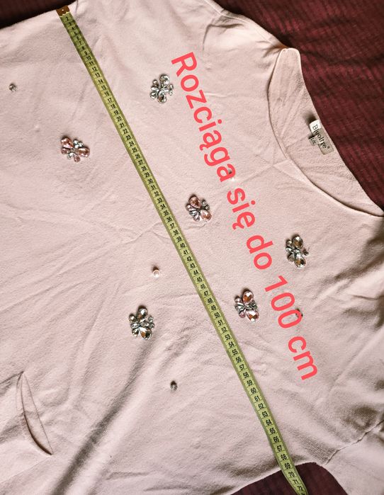 Sweterek beżowy z ozdobnymi kamieniami