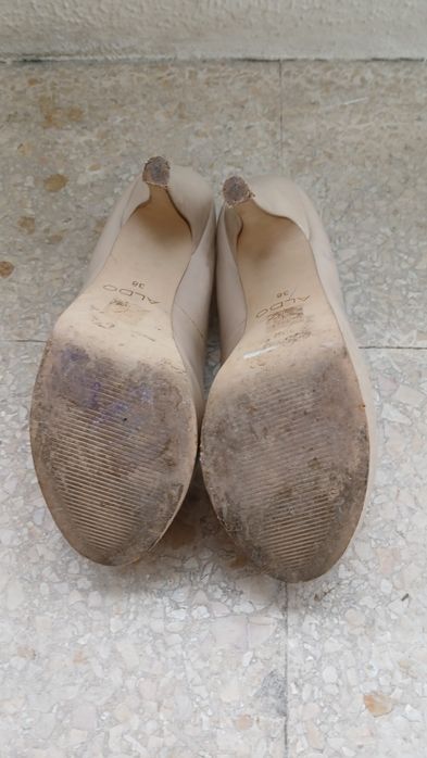 Sapatos de salto alto de verniz bege Aldo
