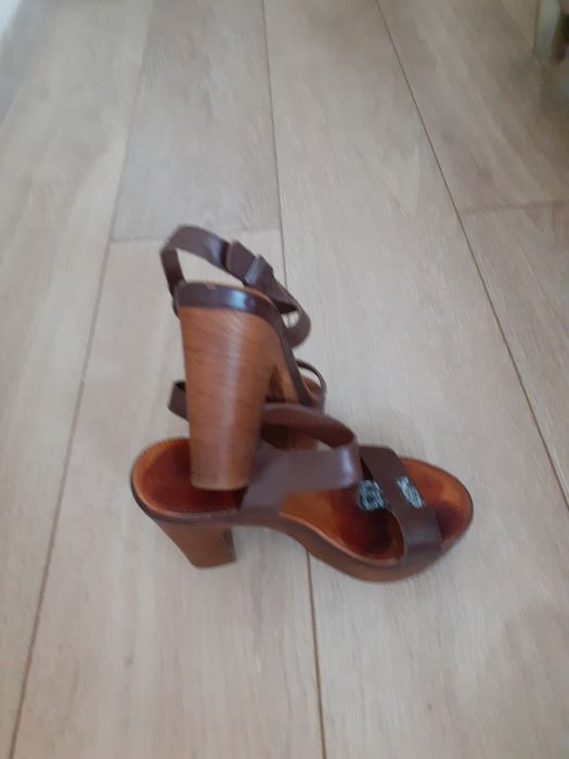 Sandały na koturnie w rozmiarze 36.