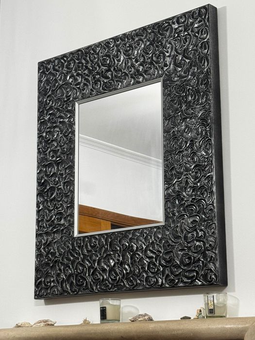Sala de estar Com sofás, cadeirões, espelho, quadro e carpetes