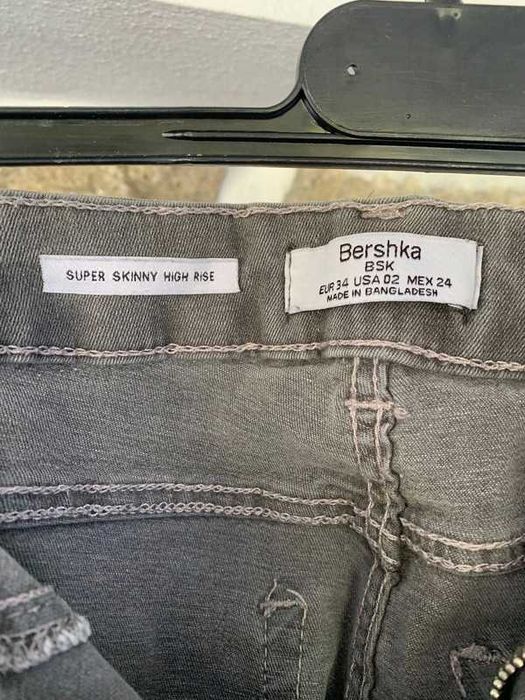 Calças de ganga super skinny high rise cinzentas Bershka