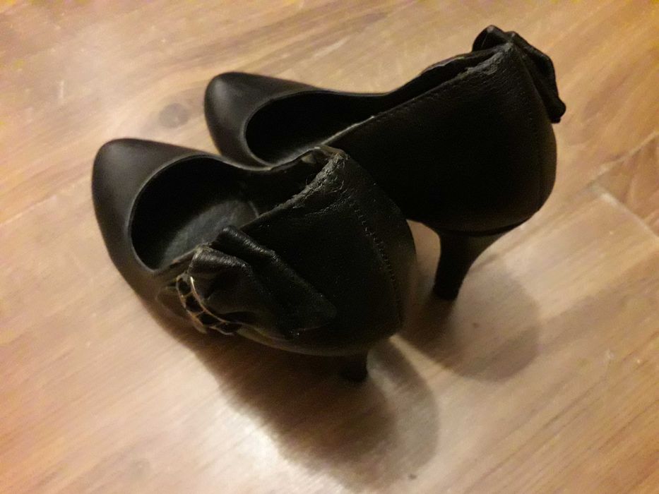 szpilki z  zdobieniami