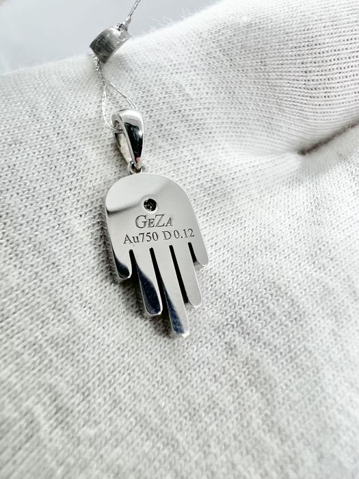 Золотой кулон и серьги с бриллиантами.