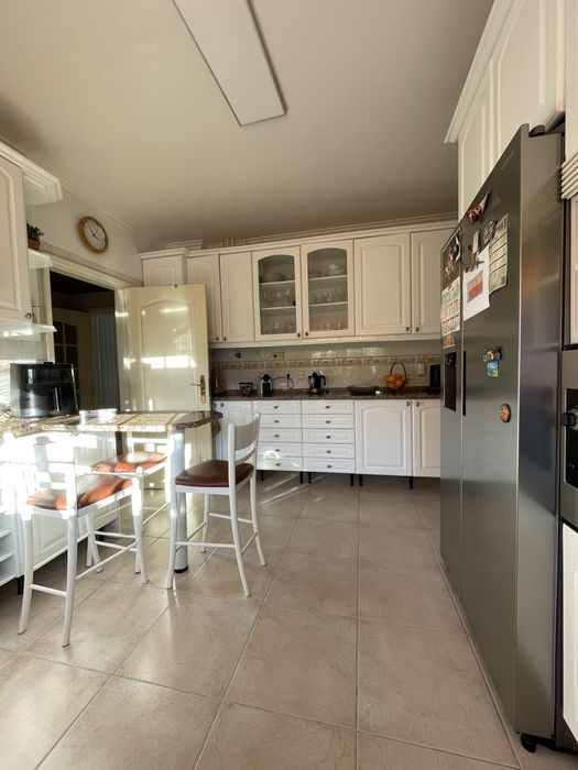 Cozinha com pedra e móveis