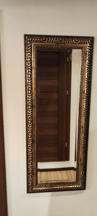 Lustro z ozdobną ramą