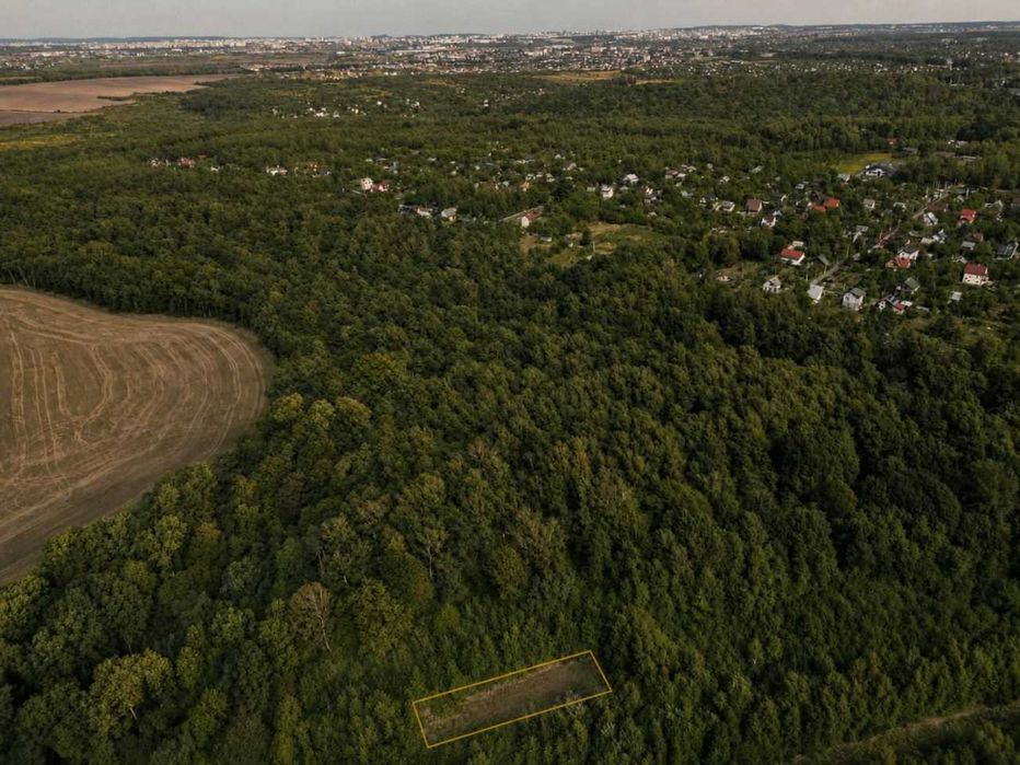 Продається земельна ділянка в с. Липники. Загальна площа 10 сотих.