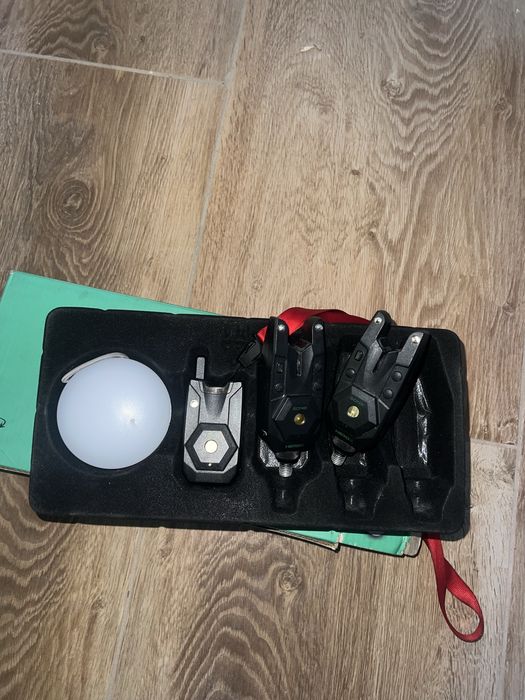 Sonik Herox Bite Alarm Set 2+1 + Bivvy Light - zestaw sygnalizatorów brań z centralką