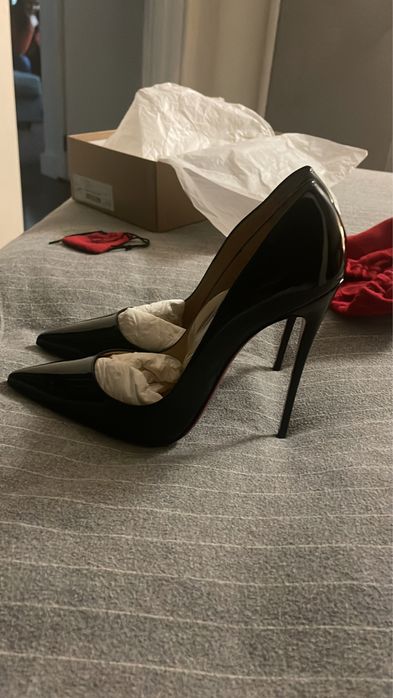 Louboutin semi novo na caixa