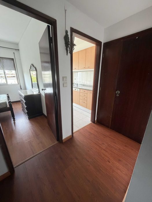 Arrenda-se T2+1, com garagem individual e fechada.