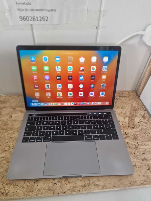 MacBook Pro TOUCH BAR 2017 com varios programas.