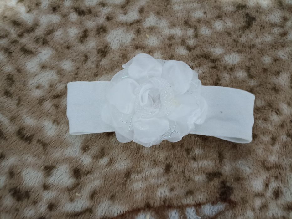 Пов'язкана біла дитяча дивчинку