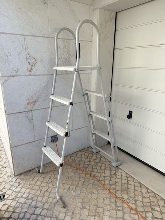 Escada piscina superficie
