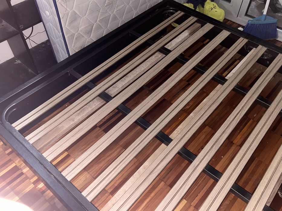 Cama de Casal de Madeira preta