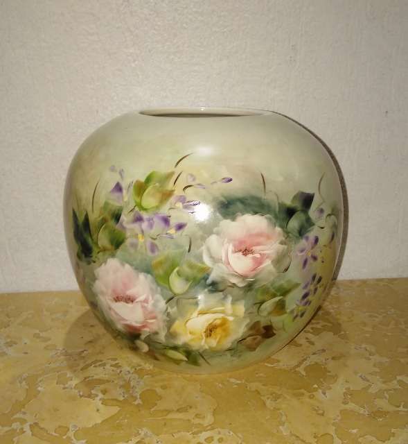 Jarra em porcelana pintada à mão e assinada