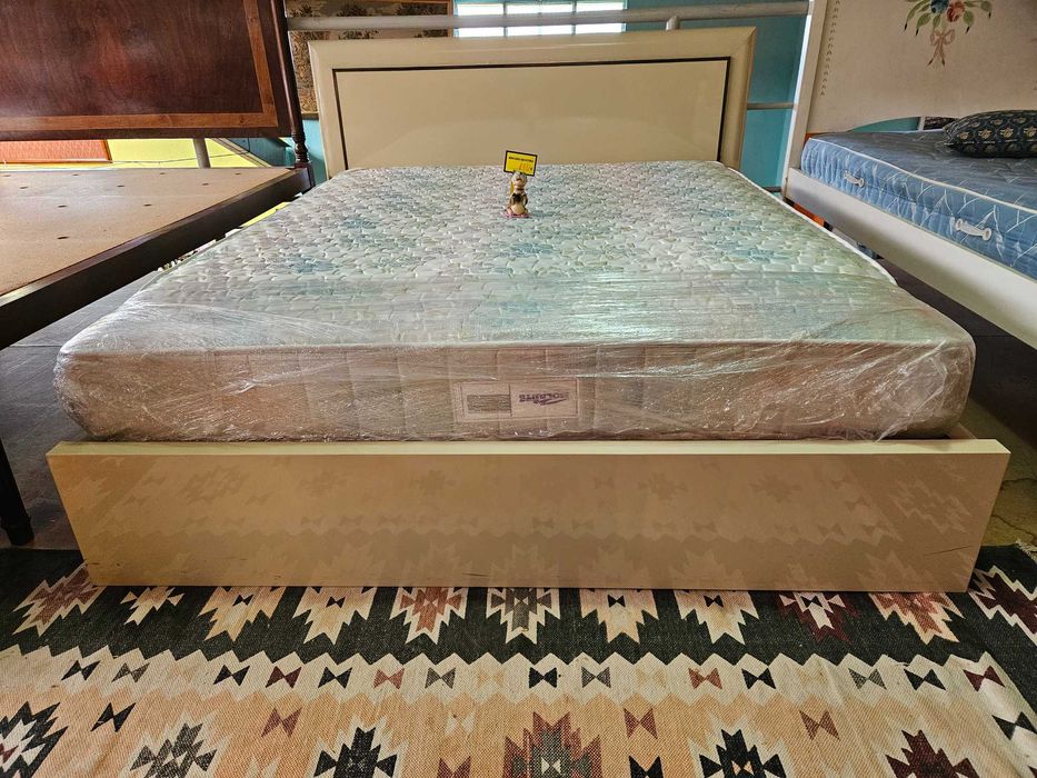Cama com estrado e colchão - Bom estado geral