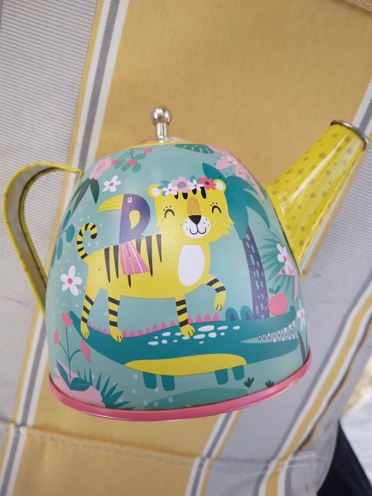 Chaleira + 3 chavenas + 2 pratos em alumínio