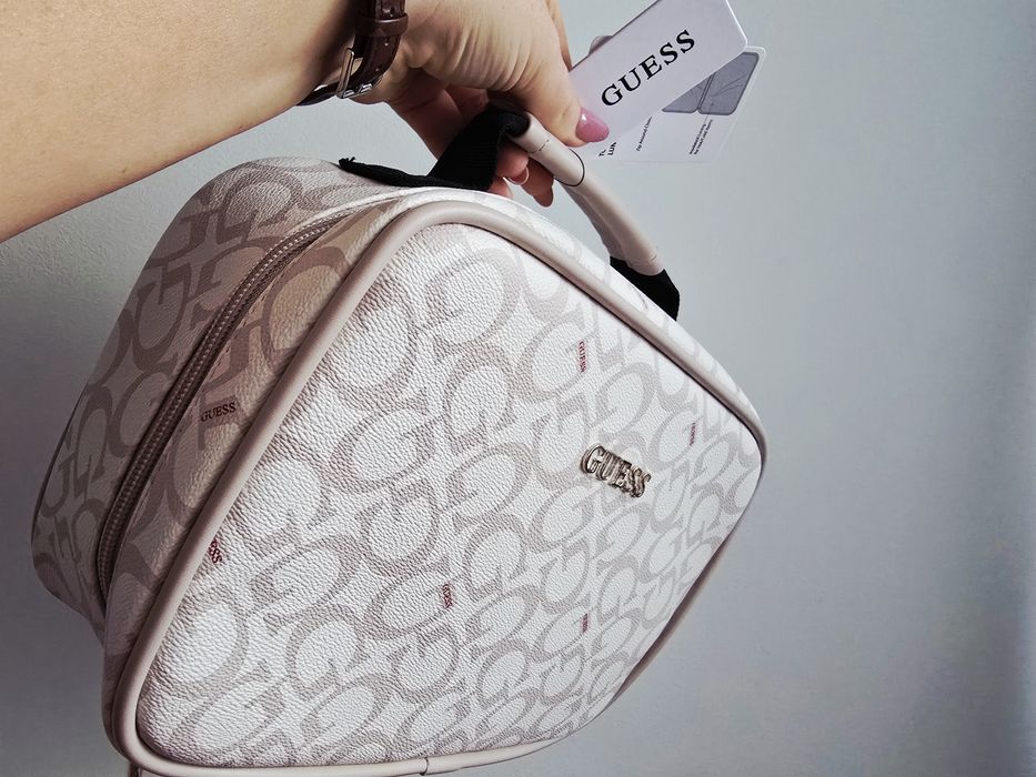 Kuferek/ Torebka do ręki  /lunch box marki GUESS