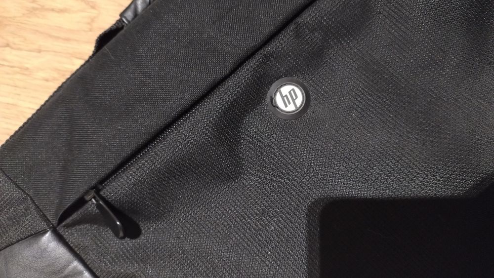 Czarna torba na ramię na laprop laptopa