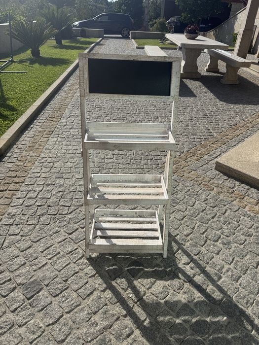 Estante de madeira para eventos