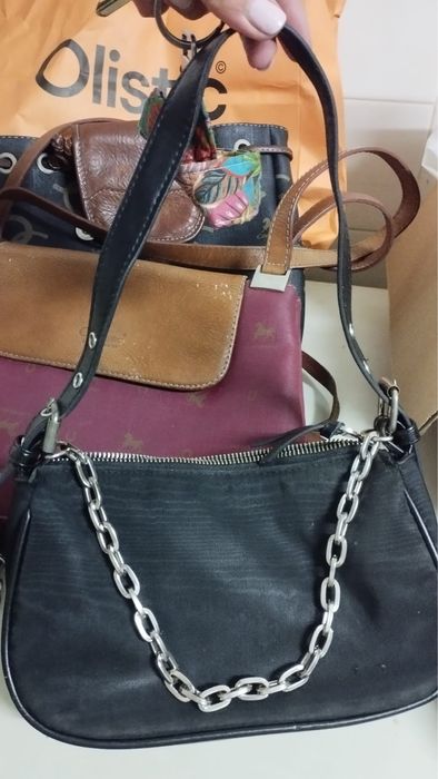 Malas pretas pequenas mão e tiracolo