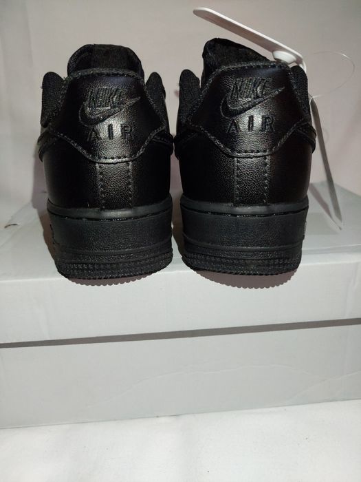 Klasyczne sneakersy sportowe, czarne, niskie, uniwersalne.