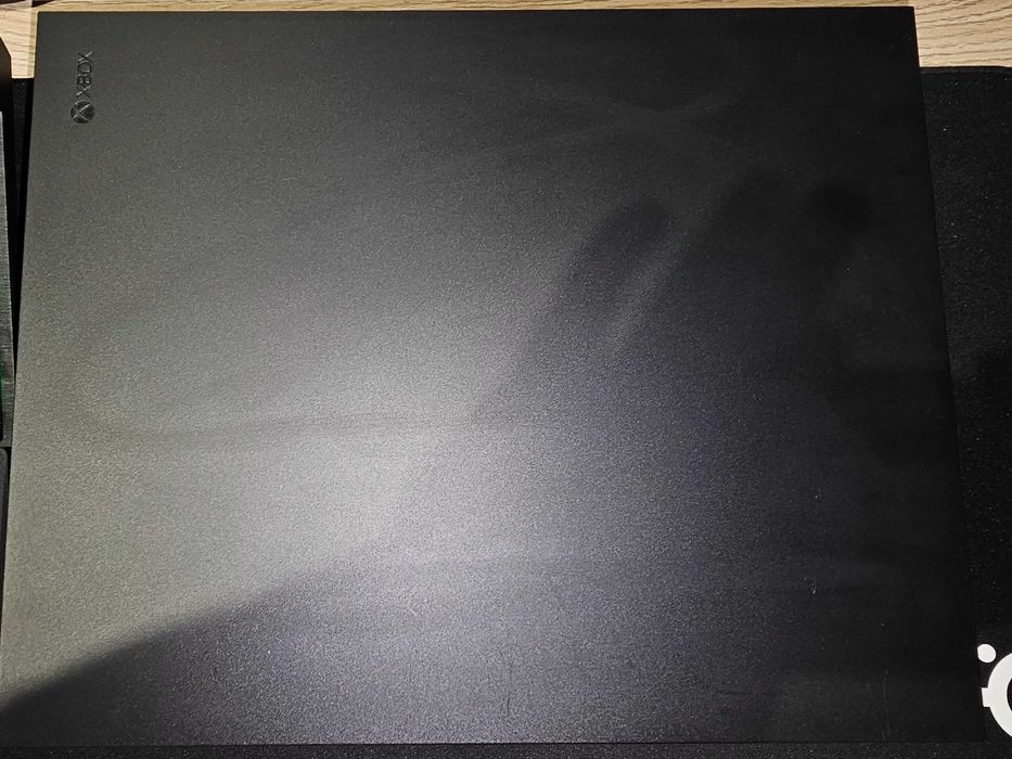 Xbox One X 1TB + akcesoria