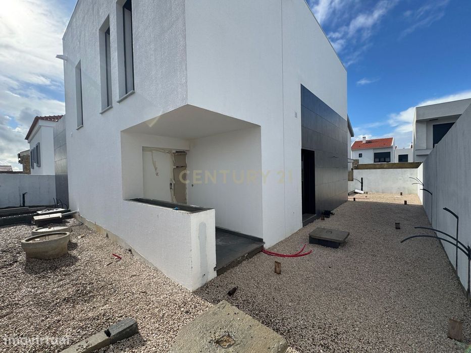 Moradia T4 contemporânea em Construção em Trajouce – São Domingos de R