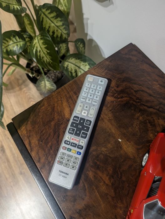 Telewizor Toshiba 48 cali, HDMI,, uchwyt ścienny, Netflix, Youtube