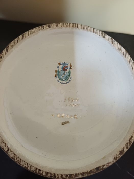 Peça decoração Capodimonte,  imagens em relevo,muito dourado. Capod