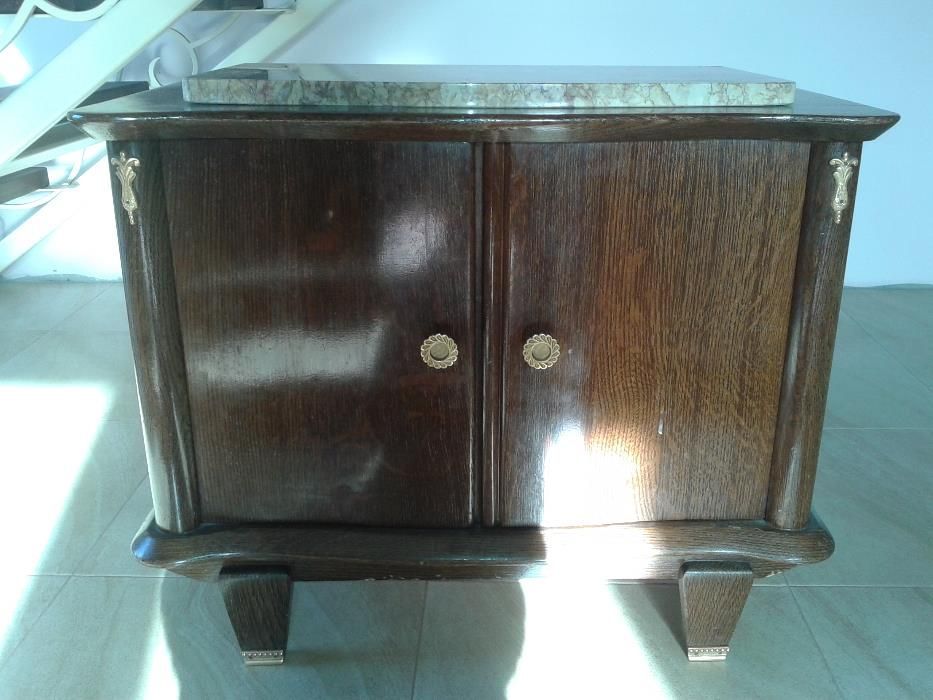 Dwie drewniane szafki nocne z marmurowym blatem