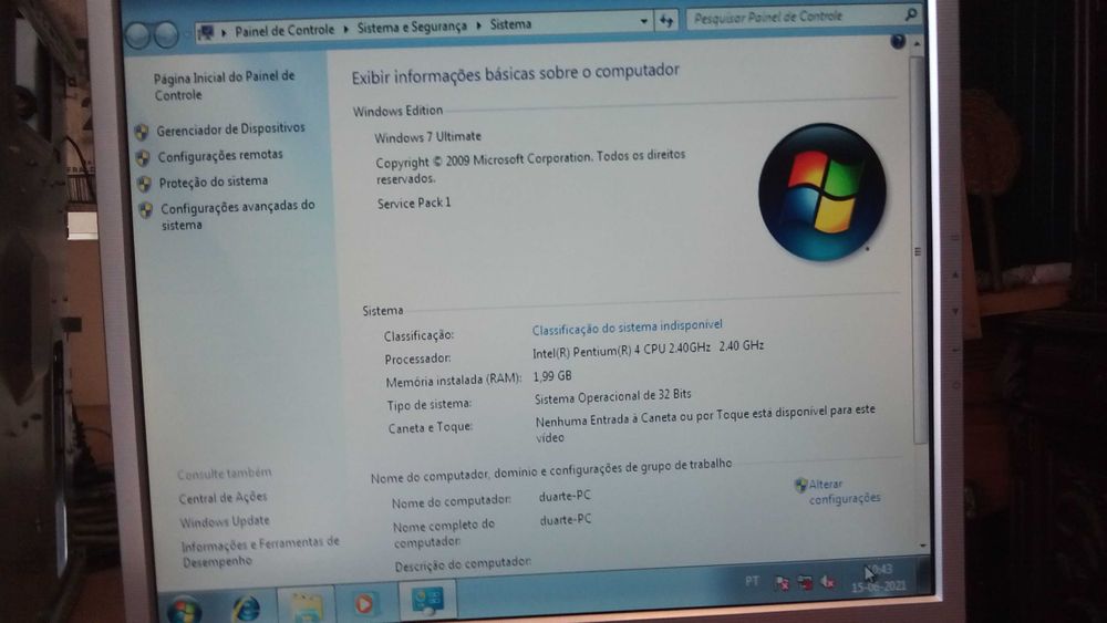 computador de secretaria impecável.