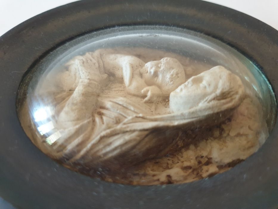 Antiga imagem francesa da Nossa Senhora com o Menino em espuma do mar