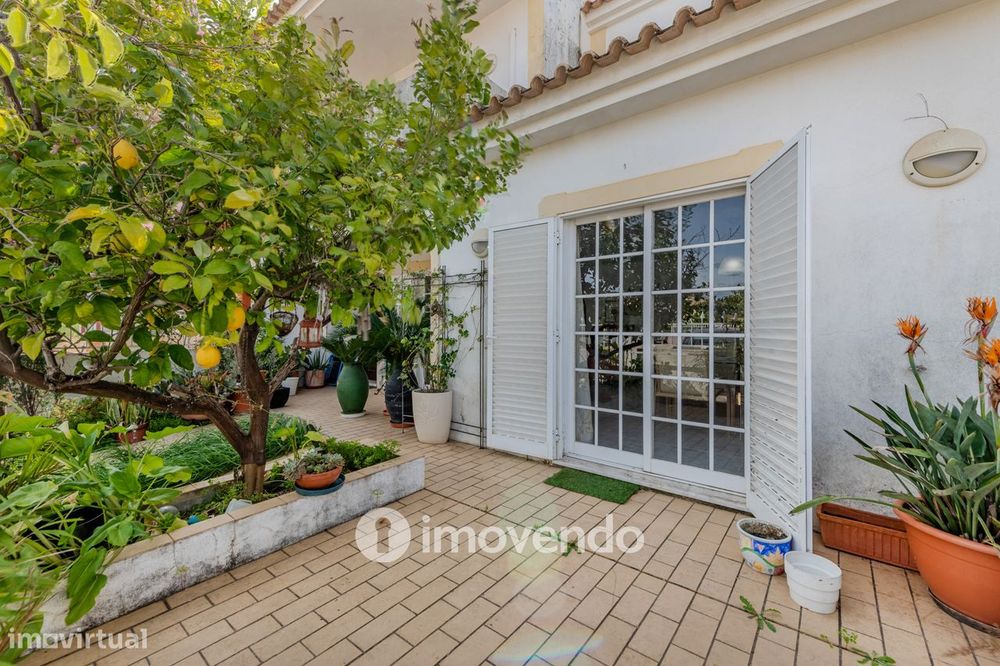Moradia T4, com áreas amplas e jardim, em Faro
