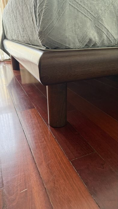 Cama de madeira com colchao