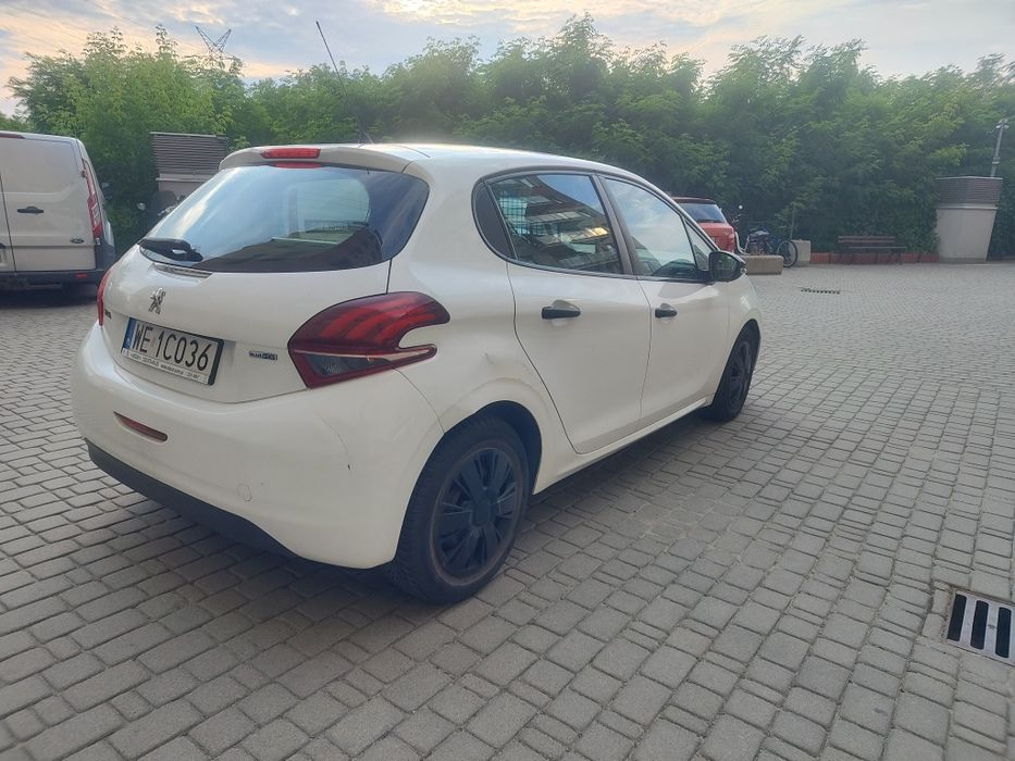 Peugeot 208 van vat-1