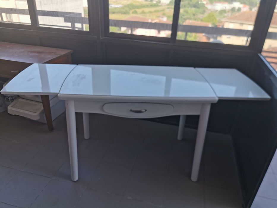 Mesa de cozinha extensível branca com gaveta