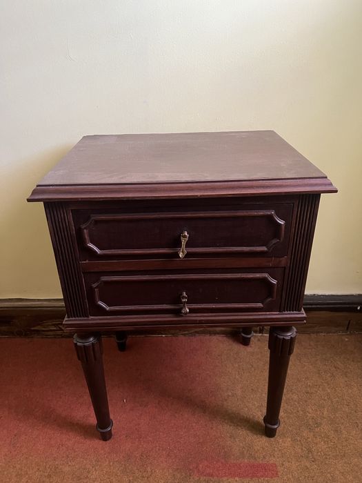 Cama de ferro e quadros antigos