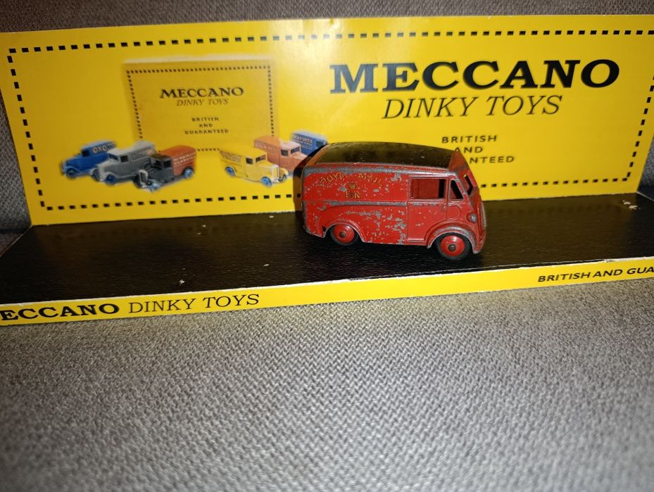 Miniatura Dinky Toys No. 260 Morris J. 1955