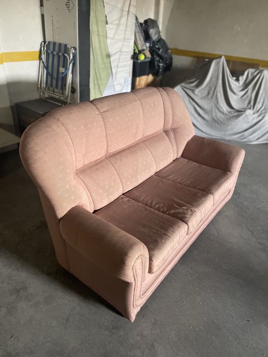 Sofá cama com três lugares.