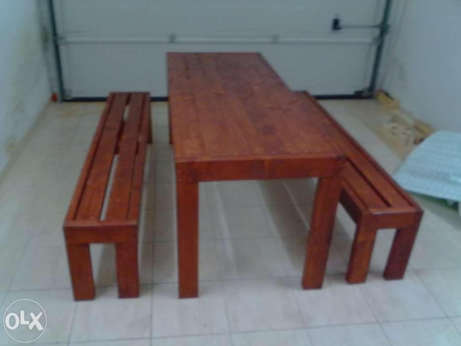 Conjunto de mesa e bancos