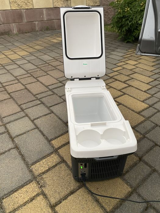 Автохолодильник,подлокотник Halfords 8 Litre 12V In-Car Electric Coolbox