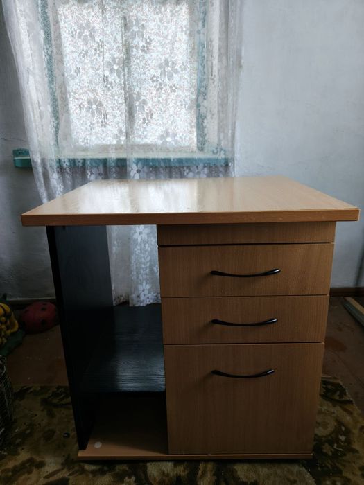 Продам тумбу з висувними ящиками