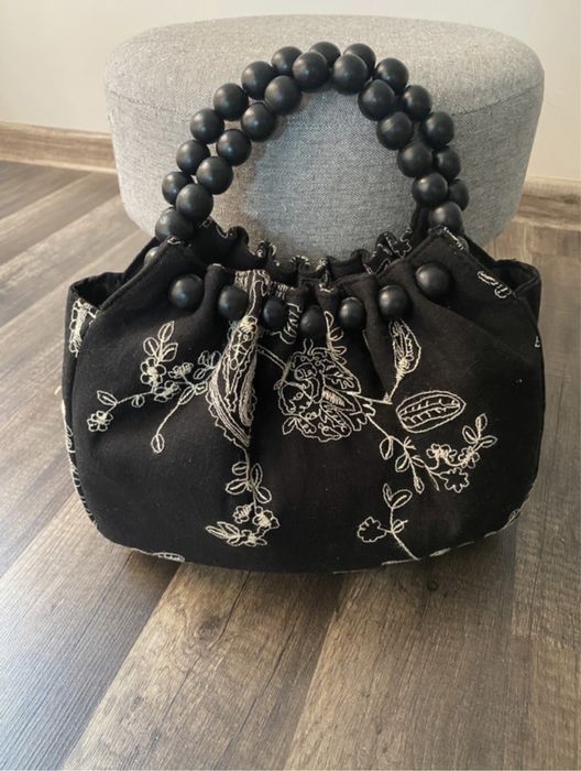 Czarna materiałowa torebka do ręki