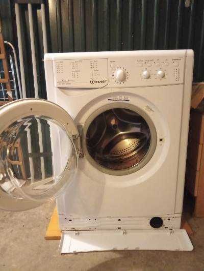 Vende-se máquina de lavar roupa em muito bom estado