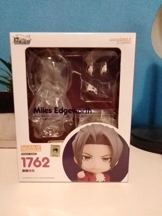Miles edgeworth nendoroid (Ace attorney)