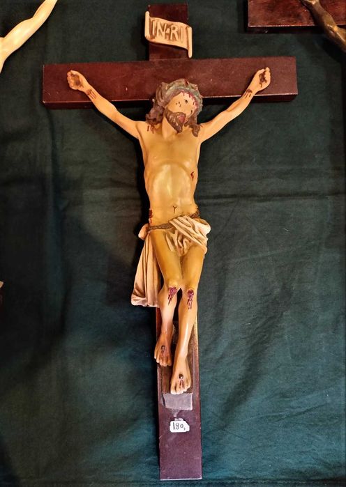 Crucifixos e Nossa Senhora com O Menino