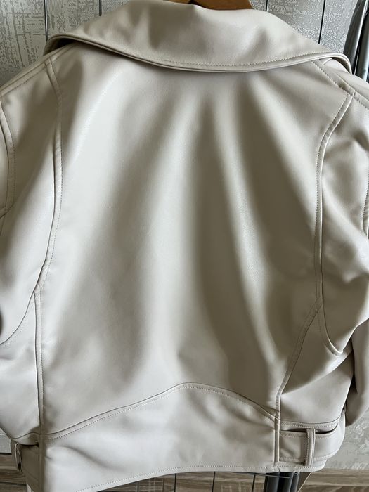 Косуха шкіряна,вдягала 2 рази,стан як новий,колір світло моло чний