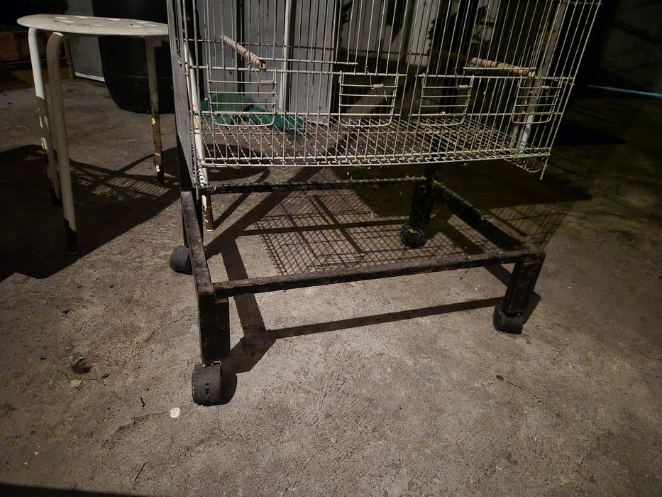 Vendo suporte com rodas para viveiros