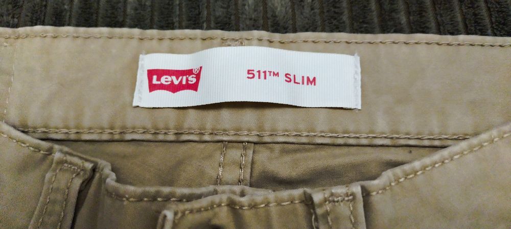 Levis 511 slim fit beżowe chinosy